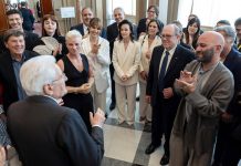 Mattarella saluta artisti e sportivi coinvolti nello spettacolo per gli 80 anni della Repubblica