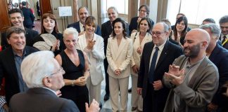 Mattarella saluta artisti e sportivi coinvolti nello spettacolo per gli 80 anni della Repubblica