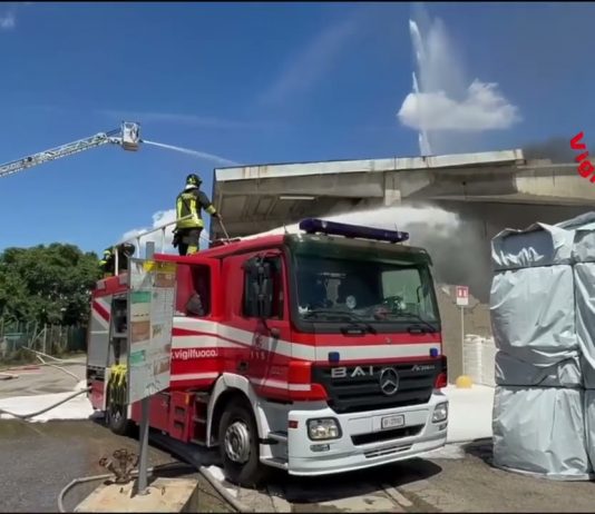 Incendio allo stabilimento chimico Versalis: in campo robot, elicottero e nuclei speciali