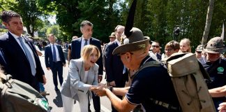 Italia-Usa, governo ‘smorza’ polemica con Trump. Meloni dagli Alpini: “Un po’ di sano orgoglio nazionale”
