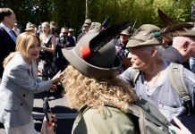 Meloni al raduno degli alpini in Friuli: “Avevo bisogno di un po’ di sano orgoglio nazionale”