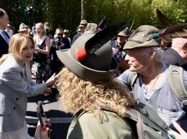Meloni al raduno degli alpini in Friuli: “Avevo bisogno di un po’ di sano orgoglio nazionale”