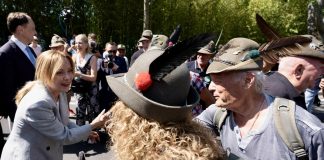 Meloni al raduno degli alpini in Friuli: “Avevo bisogno di un po’ di sano orgoglio nazionale”