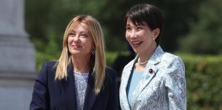 Meloni accoglie premier giapponese a Roma: l’abbraccio con Sanae Takaichi