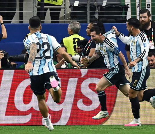 Messi segna, Schmeichel critica l’arbitro: “Gol andava annullato”