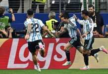 Messi segna, esulta con giornalista e lo commuove: “È la foto della mia vita”