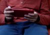 Social media, rischio uso eccessivo in estate per bambini: le raccomandazioni ai genitori