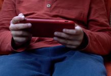 Social media, rischio uso eccessivo in estate per bambini: le raccomandazioni ai genitori
