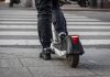Milano, in due su monopattino si scontrano con auto: morto 19enne