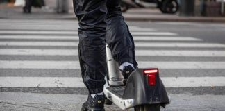 Milano, in due su monopattino si scontrano con auto: morto 19enne