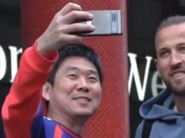 Mondiali, il selfie del ct del Giappone con Kane