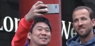 Mondiali, il selfie del ct del Giappone con Kane