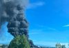 Mantova, incendio in Versalis: enorme nube di fumo sull’area industriale visibile a lunga distanza