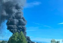 Mantova, incendio in Versalis: enorme nube di fumo sull’area industriale visibile a lunga distanza