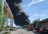 Mantova, incendio in Versalis: enorme nube di fumo sull’area industriale visibile a lunga distanza