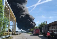 Mantova, incendio in Versalis: enorme nube di fumo sull’area industriale visibile a lunga distanza