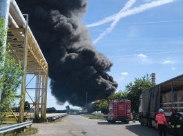 Mantova, incendio in Versalis: enorme nube di fumo sull’area industriale visibile a lunga distanza