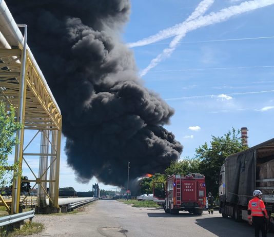 Mantova, incendio in Versalis: enorme nube di fumo sull’area industriale visibile a lunga distanza