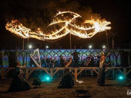 Fuoco, acrobazie e teatro a Palazzo Ducale: il 28 giugno arriva lo spettacolo “Orakel”