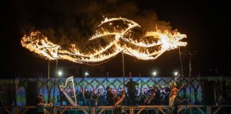 Fuoco, acrobazie e teatro a Palazzo Ducale: il 28 giugno arriva lo spettacolo “Orakel”
