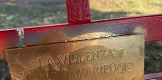 Panchina rossa imbrattata a Roverbella: gesto vandalico che indigna la comunità