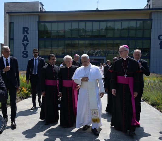 L’abbraccio di Papa Leone ai piccoli pazienti del Cnao di Pavia