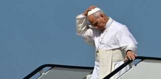 Papa Leone XIV, problema tecnico al decollo: il Pontefice scende dall’aereo