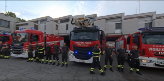 Il vigile del fuoco Roberto Zanoni va in pensione, l’abbraccio dei colleghi