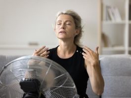 Allarme vampate di calore, ‘cougar puberty’ virale su TikTok. Ecco cos’è e come si affronta