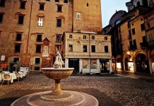 Piazza Broletto diventa set tv e il Mascara porta la festa sotto le telecamere