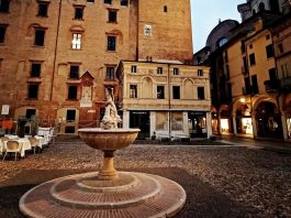 Piazza Broletto diventa set tv e il Mascara porta la festa sotto le telecamere