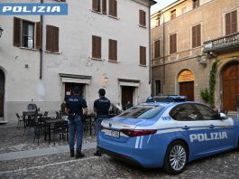 Massacrato di botte in piazza Broletto per difendere la zia: denunciati sei giovani
