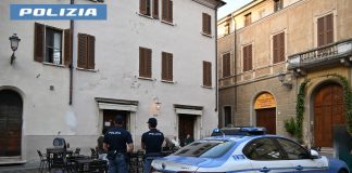 Massacrato di botte in piazza Broletto per difendere la zia: denunciati sei giovani