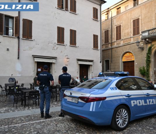 Massacrato di botte in piazza Broletto per difendere la zia: denunciati sei giovani
