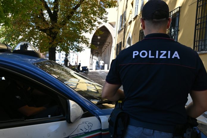 poliziotto in piazza sordello estate