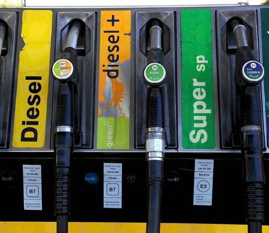 Caro carburanti, sconto sul gasolio di 17 centesimi al litro. Meloni: “Risposta tempestiva”