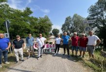 Acquanegra, ponte chiuso, imprese allo stremo: protesta di sindaci e imprenditori
