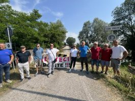 Acquanegra, ponte chiuso da tre anni. Imprese allo stremo: protesta di sindaci e imprenditori