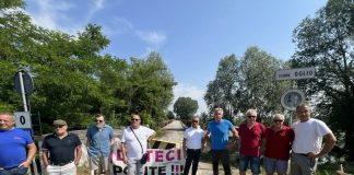 Acquanegra, ponte chiuso da tre anni. Imprese allo stremo: protesta di sindaci e imprenditori