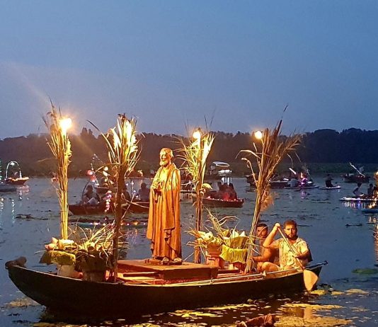 Borgo Angeli, le barche illuminate rinnovano la magia della processione di San Pietro
