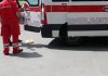 Accoltellato davanti a un bar a Ostia, morto 35enne: aggressore in fuga