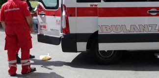 Accoltellato davanti a un bar a Ostia, morto 35enne: aggressore in fuga