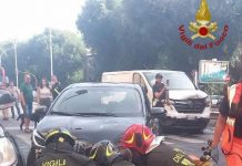 Roma, furgone tampona auto che investe due donne: ferite in modo grave