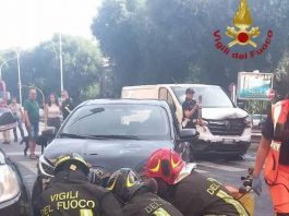 Roma, furgone tampona auto che investe due donne: ferite in modo grave