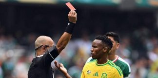 Messico-Sudafrica, piovono rossi: tre espulsi, caos ai Mondiali
