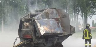 Rotopressa in fiamme nei campi tra Rivarolo e Casteldidone