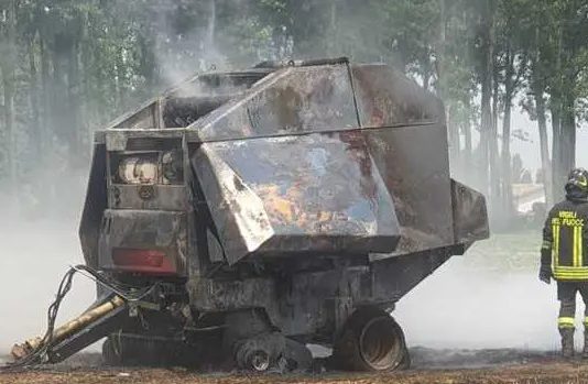Rotopressa in fiamme nei campi tra Rivarolo e Casteldidone