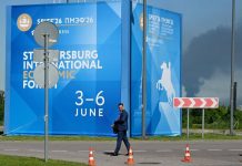 Ucraina-Russia, attacco di droni su San Pietroburgo. Trump: “Zelensky e Putin risolvano da soli”