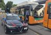 Mantova, prende a sassate il pullman dell’Apam: denunciata 44enne