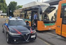 Mantova, prende a sassate il pullman dell’Apam: denunciata 44enne